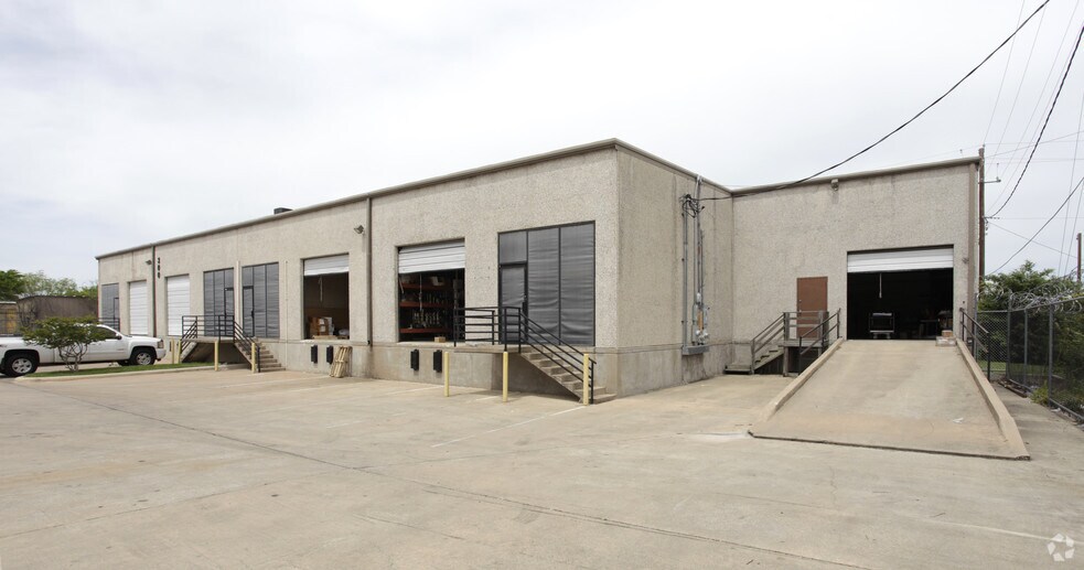 More Photos Of 404 W Powell Ln, Austin Warehouse For Lease