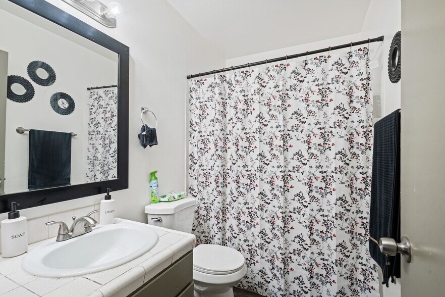 More Photos Of 2910 E Huntington Blvd, Fresno Multifamily For Sale