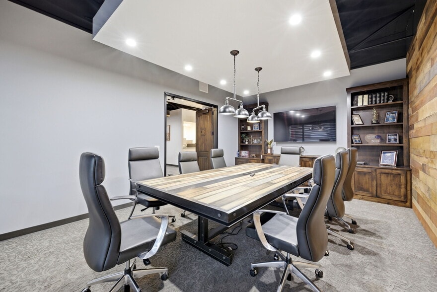 More Photos Of 326 SE Douglas St, Lees Summit Office For Sale