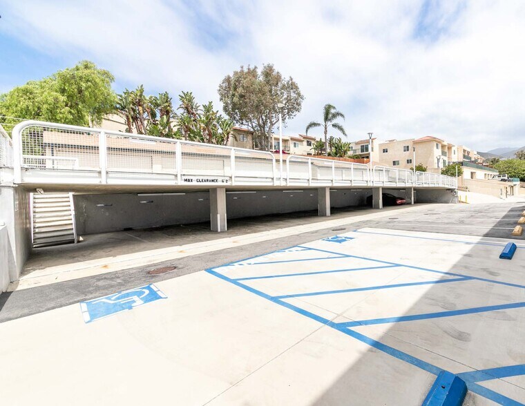 More Photos Of 28955 Pacific Coast Hwy, Malibu Storefront Retail Office For Lease