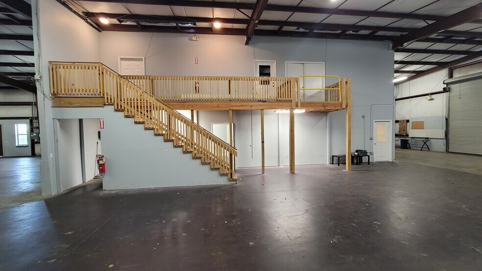 More Photos Of 104 Liberty Center Pl, Saint Augustine Warehouse For Lease