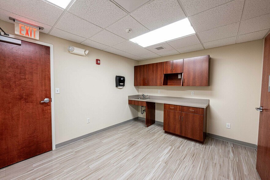 More Photos Of 85 Barnes Rd, Wallingford Medical For Lease