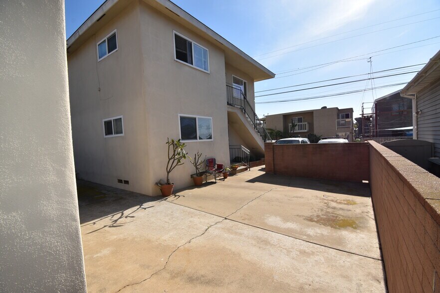 More Photos Of 909 Chalcedony St, San Diego Multifamily For Sale