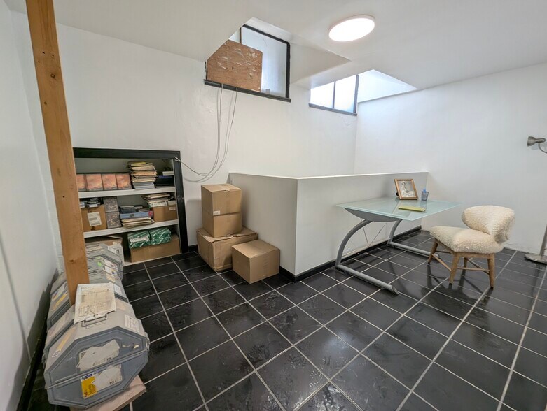 More Photos Of 1861 Whitley Ave, Los Angeles Apartments For Lease