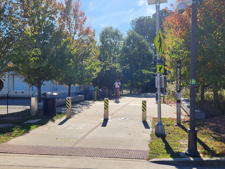 More Photos Of 1320 White St SW, Atlanta Showroom For Lease