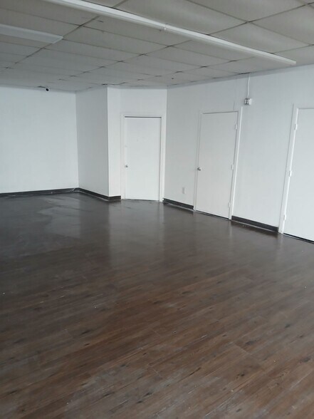 More Photos Of 6111 SRL Thornton Freeway, Dallas General Retail For Lease