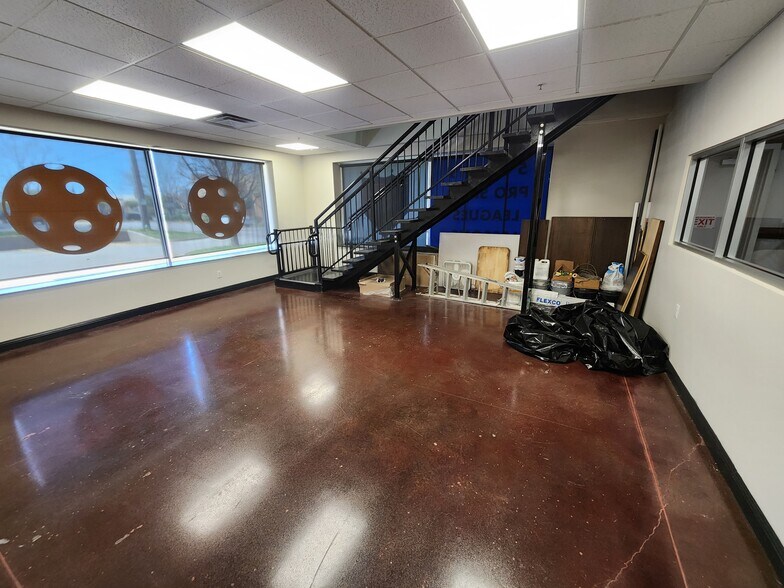 More Photos Of 1112 Shive Ln, Bowling Green Showroom For Sale