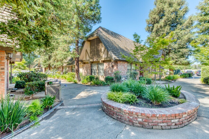 More Photos Of 6215 N Fresno St, Fresno Unknown For Lease