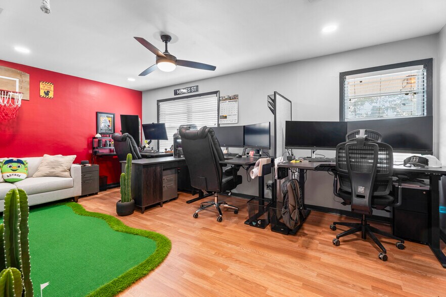 More Photos Of 9902 Franklin Rd, Houston Self Storage For Sale