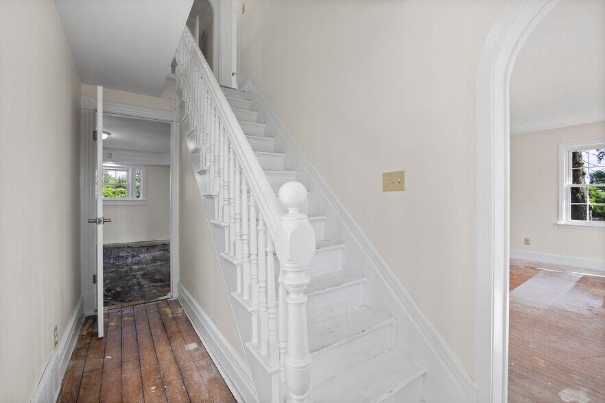 More Photos Of 267 Wolf Rd, Latham Office For Lease