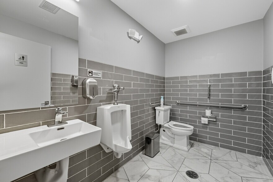 More Photos Of 801 W Grant Hwy, Marengo Showroom For Lease