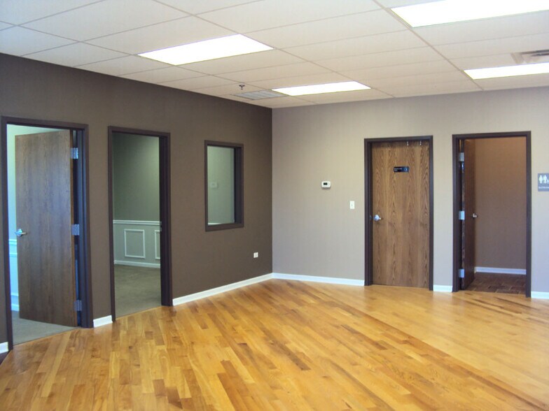 More Photos Of 731 N 17th St, St Charles Light Distribution For Lease