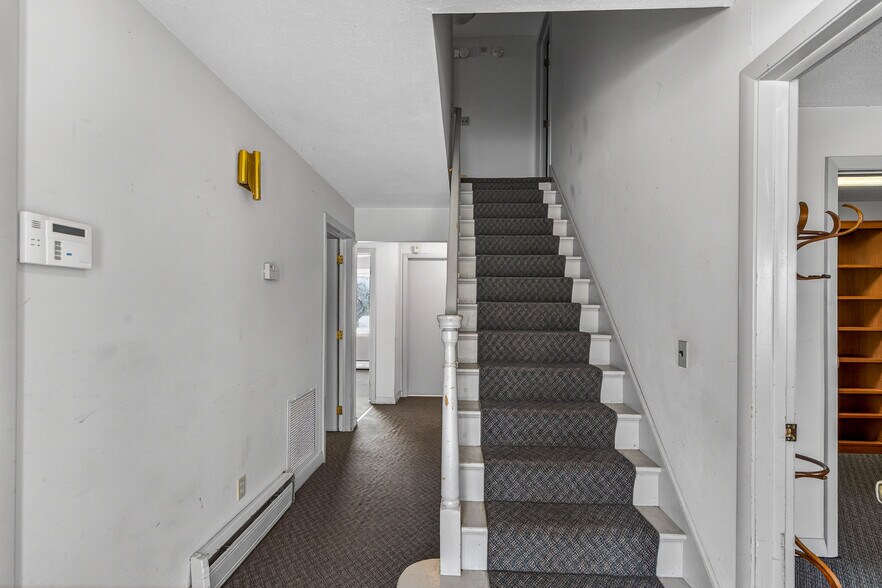 More Photos Of 60-62 Hyde Ave, Vernon Storefront Retail Office For Sale