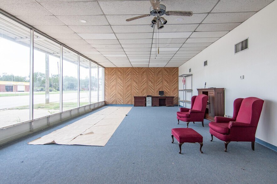 More Photos Of 1609 Coggin Ave, Brownwood General Retail For Lease