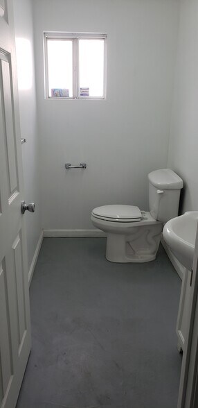 More Photos Of 1127 W Anaheim St, Wilmington Office For Lease