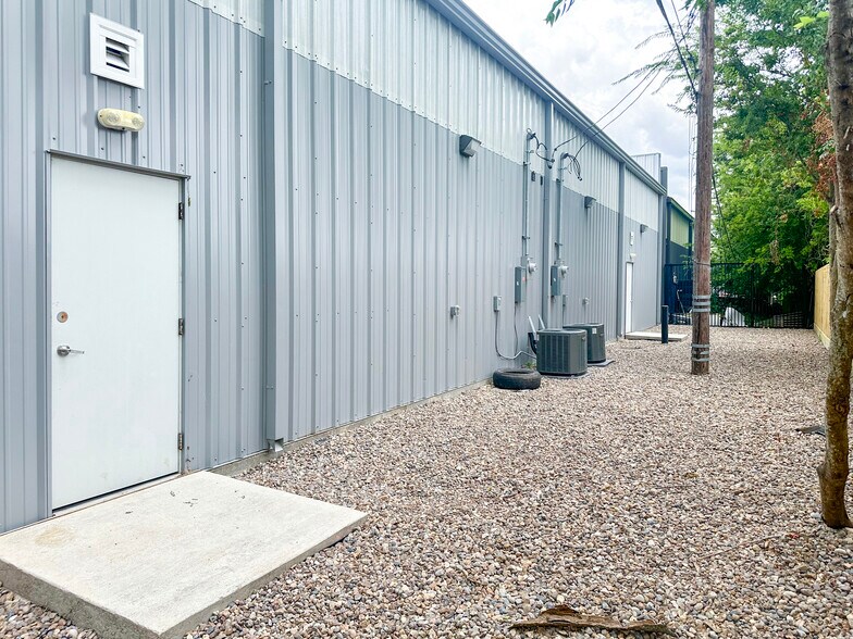 More Photos Of 9013 Pagewood Ln, Houston Warehouse For Sale