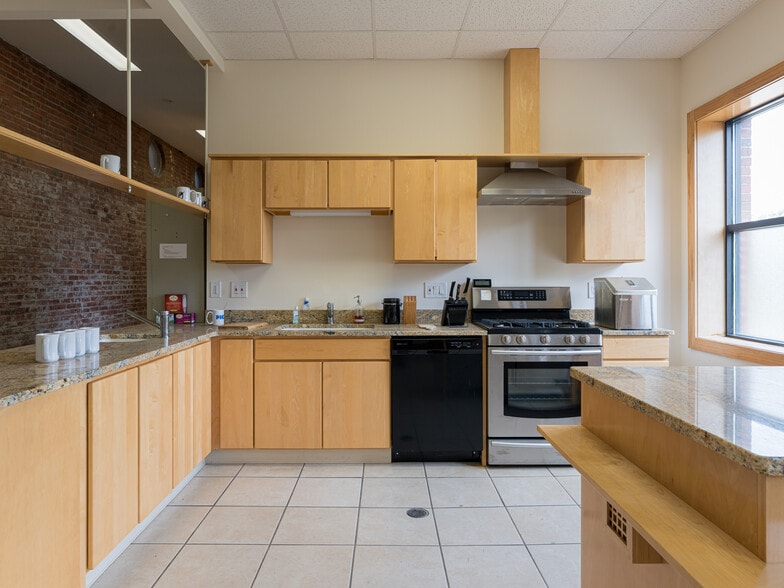 More Photos Of 701 Oriole Dr, Hendersonville Warehouse For Sale
