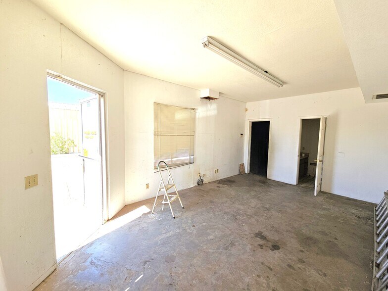 More Photos Of 1591 Ramar Rd, Bullhead City Flex For Lease