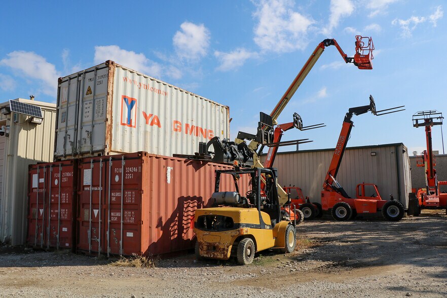 More Photos Of 2338-2354 Joe Field Rd, Dallas Industrial For Lease