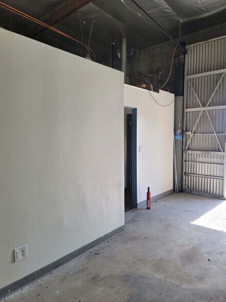 More Photos Of 16115 Valerio St, Van Nuys Warehouse For Lease