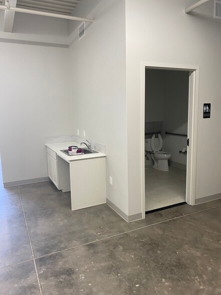 More Photos Of 7037 Twin Hills Ave, Dallas Unknown For Lease