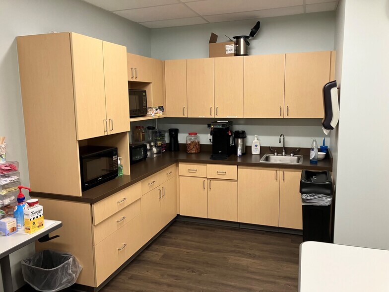 More Photos Of 1 Coastway Blvd, Warwick Office For Lease