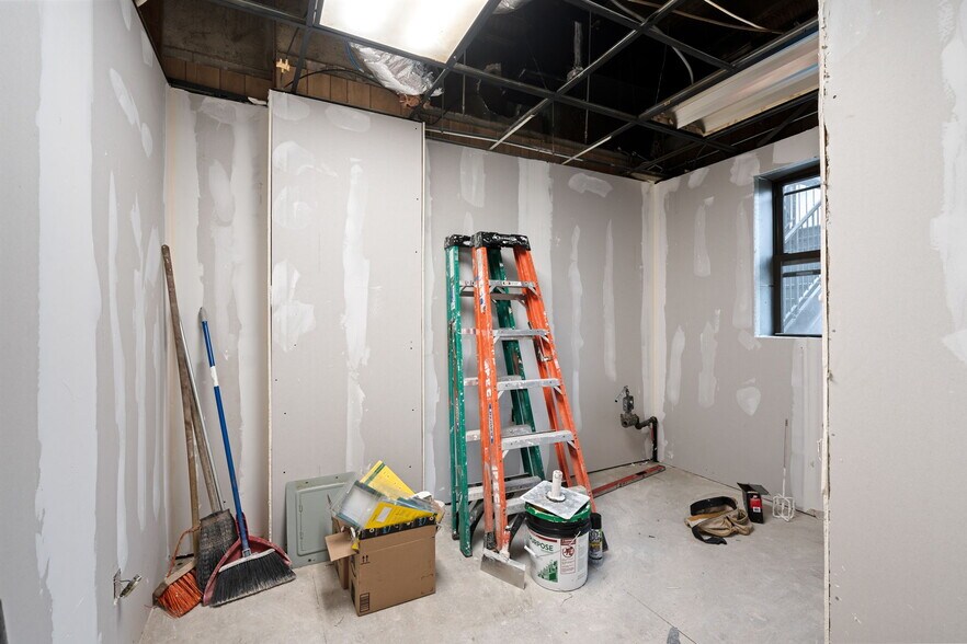 More Photos Of 2100 Clove Rd, Staten Island Storefront For Lease