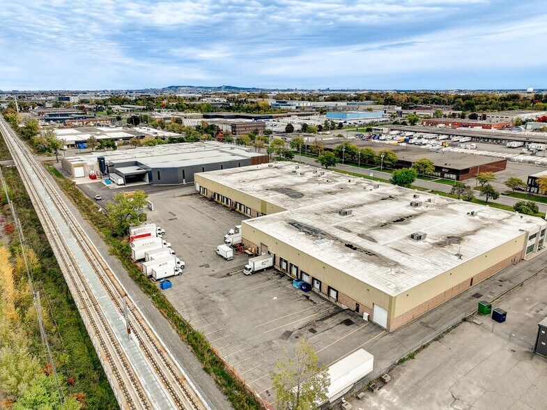 More Photos Of 1925-1985 Boul Hymus, Dorval Light Distribution For Lease