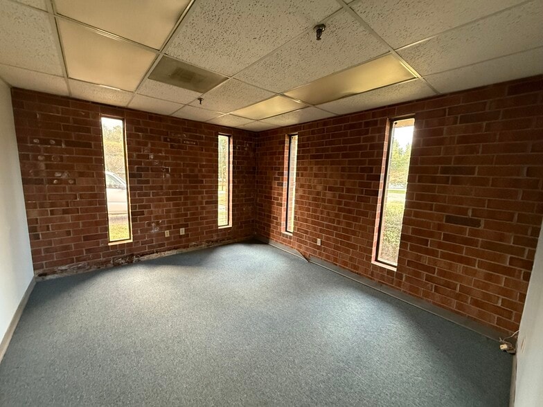 More Photos Of 900 Baker Rd, High Point Warehouse For Lease
