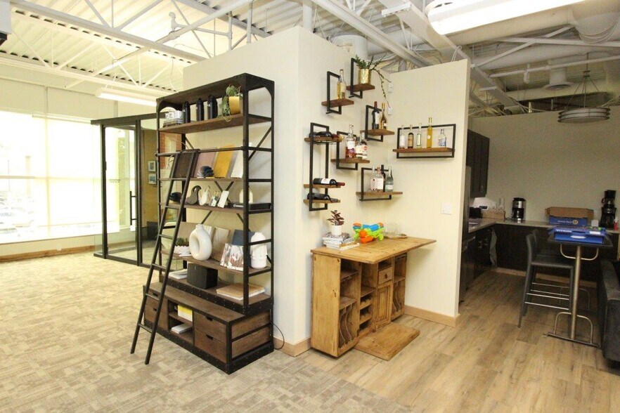 More Photos Of 2323 Boundary Rd, Vancouver Light Distribution For Sale