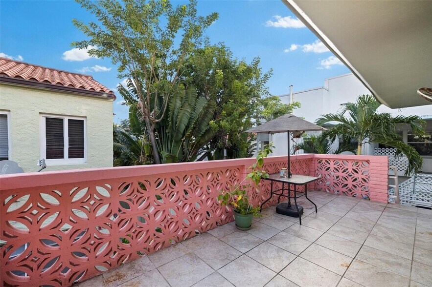 More Photos Of 2822 Pine Tree Dr, Miami Beach Apartments For Sale