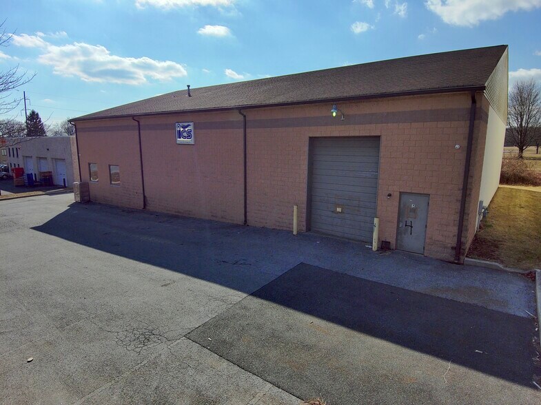 More Photos Of 4 Lewis Cir, Wilmington Warehouse For Lease