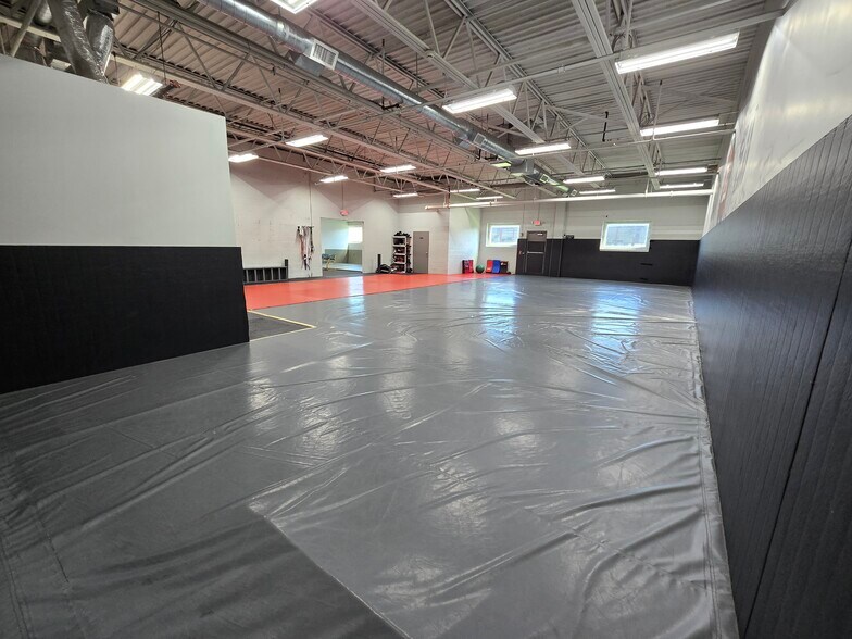 More Photos Of 1020 Industrial Blvd, Southampton Warehouse For Lease