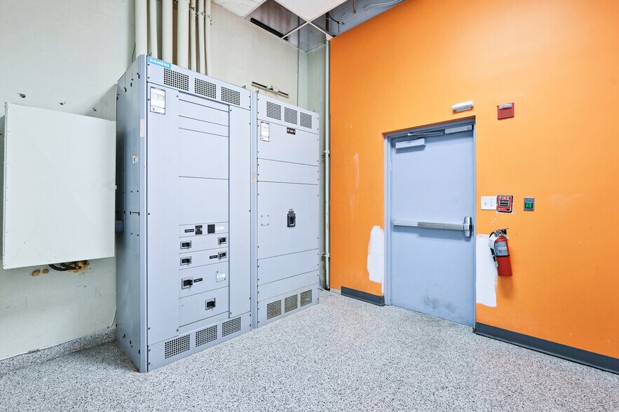 More Photos Of 4351 NE 12th Ter, Oakland Park Restaurant For Lease