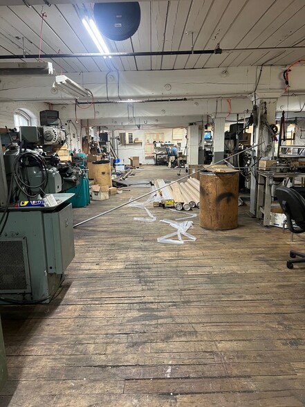 More Photos Of 50 Industrial Cir, Lincoln Manufacturing For Lease