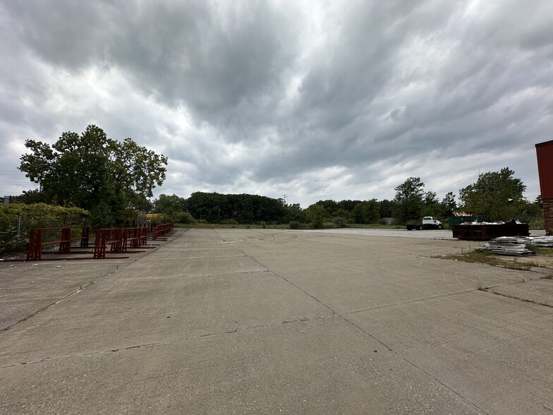 More Photos Of 7700 Oak Leaf Rd, Oakwood Village Manufacturing For Lease