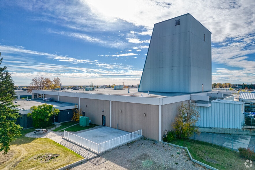 More Photos Of 1415 28 St NE, Calgary Distribution For Lease