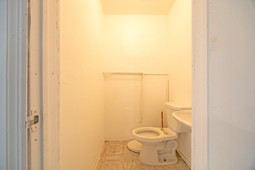 More Photos Of 683 W 26th St, Hialeah Service For Sale