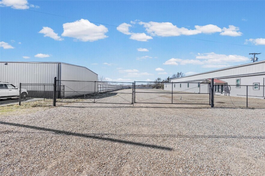 More Photos Of 2301 N Main St, Paris Freestanding For Sale