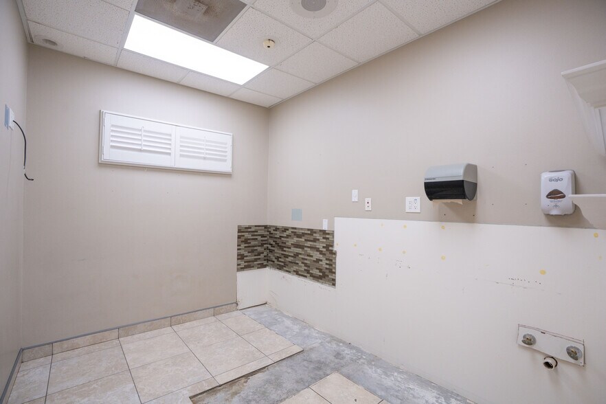 More Photos Of 3628 N Lecanto Hwy, Beverly Hills Veterinarian Kennel For Sale