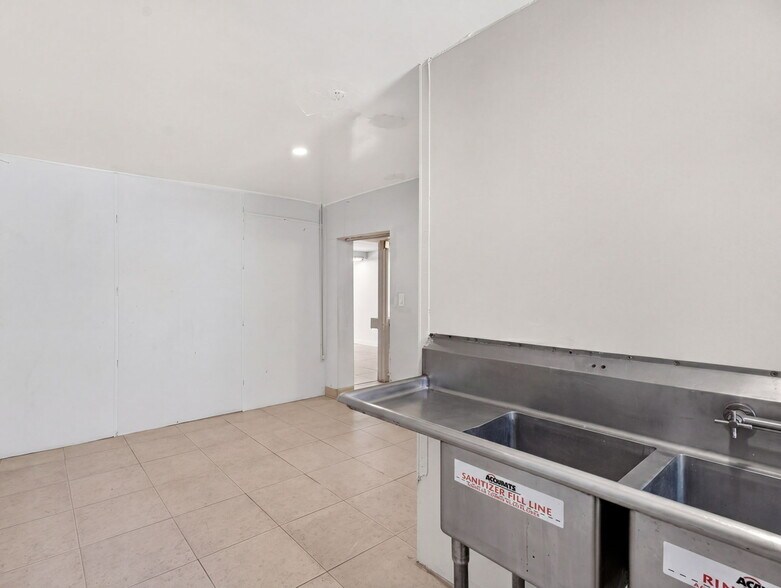 More Photos Of 4401 N 16th St, Phoenix Freestanding For Lease
