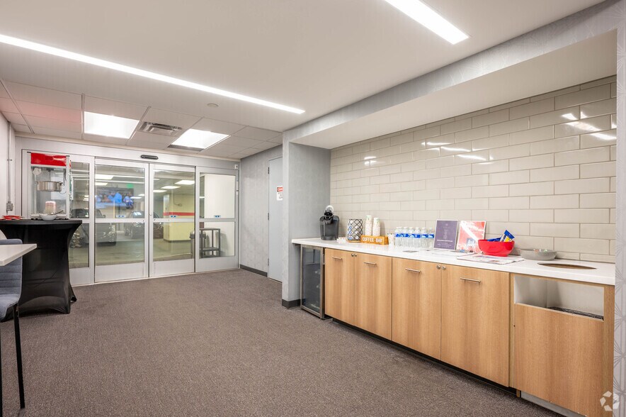 More Photos Of 10 W Market St, Indianapolis Office For Lease