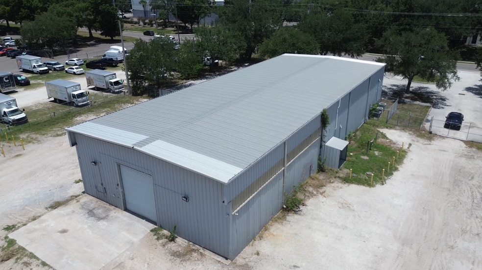 More Photos Of 9507 Palm River Rd, Tampa Warehouse For Lease