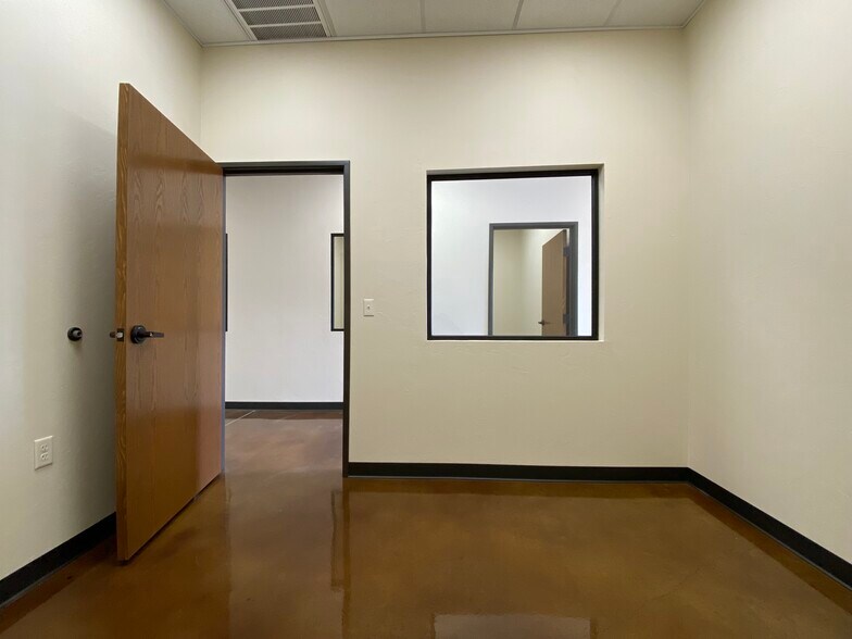 More Photos Of 8921 NW Expressway St, Oklahoma City Warehouse For Lease