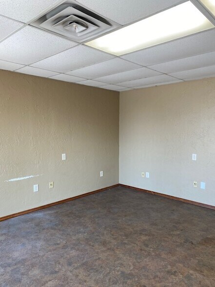 More Photos Of 400 S Eagle Ln, Oklahoma City Warehouse For Lease
