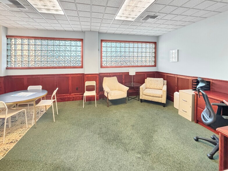 More Photos Of 740 SE Pioneer Way, Oak Harbor Office For Lease