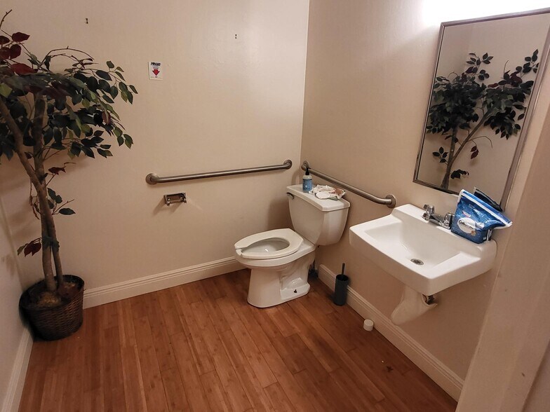 More Photos Of 1076 Business Ln, Naples Showroom For Sale