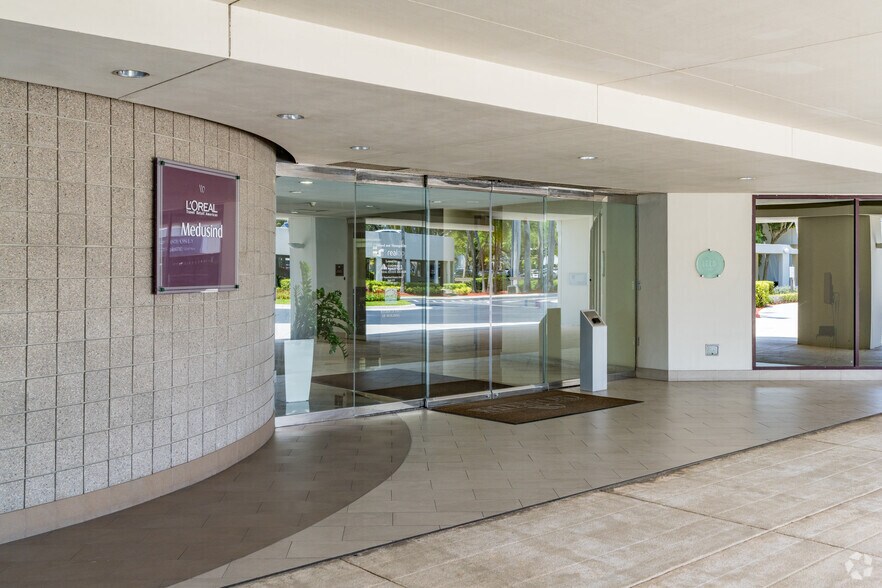 More Photos Of 6100 Waterford District Dr, Miami Office For Lease