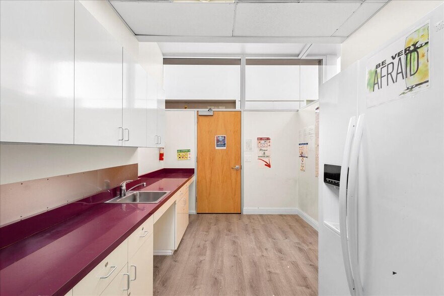 More Photos Of 482 W MacArthur Blvd, Oakland Medical For Sale
