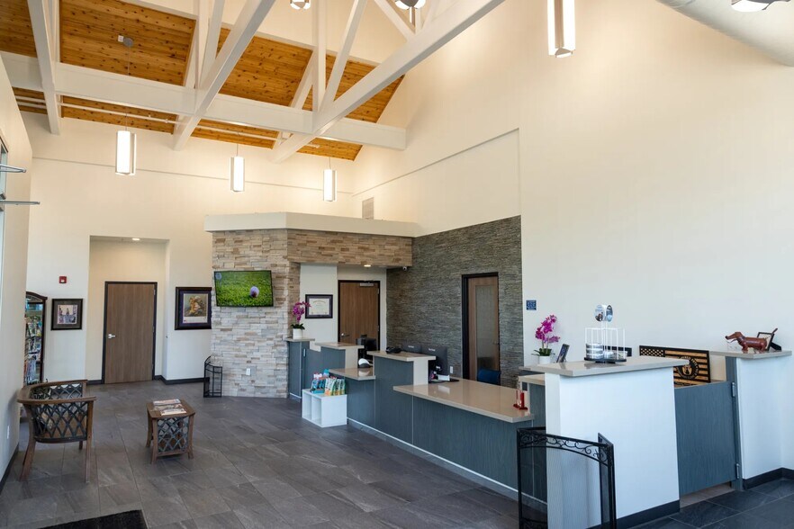 More Photos Of 2020 N Kelly Ave, Edmond Veterinarian Kennel For Sale